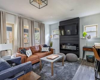 The Akron Retreat: Modern 3-Bedroom Oasis - 亚克朗 - 客厅