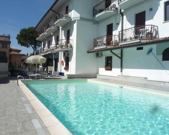 国际酒店 - 西尔米奥奈 - 游泳池