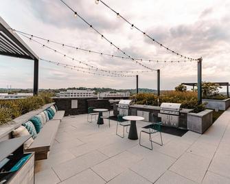 Stylish Pet Friendly Space w/ Balcony, Gym, Pool - 亚历山德里亚 - 阳台