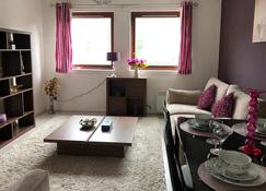 Beautiful Self-Catering 2 Bed Apartment with Free Parking 10 Minutes to City Centre - 爱丁堡 - 客厅