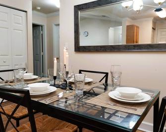 Centrally located 2 Bedroom 1 Bath spacious condo - 坦帕 - 餐厅