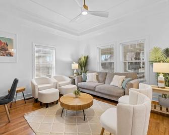 Timeless Charm: Top-Rated Home, 6 Minutes To Downtown & Broadway - 纳什维尔 - 客厅