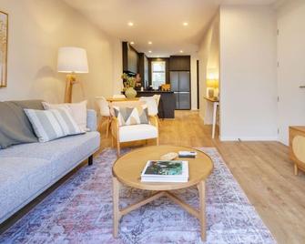 Stylish 3 Bedroom Home in Prime City with Garage - 基督城 - 客厅