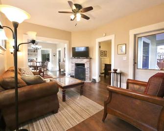 Fully Renovated Craftsman House ~ Hillcrest~2 Bdrm~ Best Location ~++parking ~ - 圣地亚哥 - 客厅
