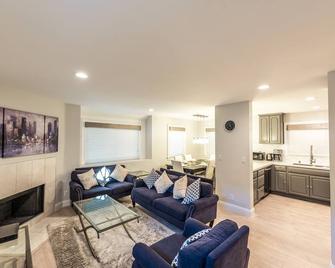 Three-bedroom apartment with three bathrooms by the beach - 纽波特海滩 - 客厅