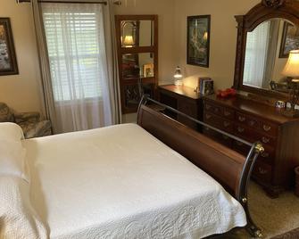 Classic City 3 bedroom 2 bath condo with deck close to UGA, Five Points, and Memorial Park in Athens - 阿森斯 - 睡房