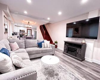 Cheerful & Modern Home w/ a Walkout Deck Area - Abington - 客厅