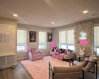 Chic 2-bedroom with AC, fitness room, WiFi in awesome Philadelphia - 费城 - 客厅