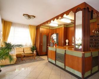 Hotel Devon Rooms & Breakfast - 切塞纳蒂科 - 柜台