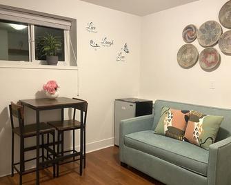 Newly Renovated Walkout Basement in Vancouver with Separate Entrance - 温哥华 - 客厅
