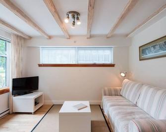 Lake View Cottage on the Park - 温哥华 - 客厅