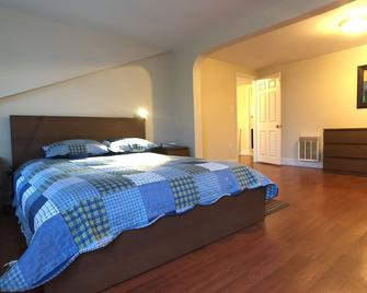 Sunny Apt Near Hopkins Shuttle, Ummc & Peabody Conservatory Jhu - 4 Min Walk - 巴尔的摩 - 睡房