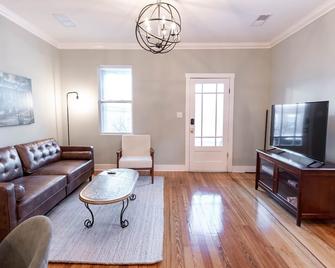 Cozy Family Friendly St. Louis Getaway on The Hill in St. Louis\n - 圣路易斯 - 客厅