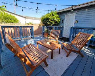 Newly renovated 2 bedroom/1bath with a study and charming outside patio - 托伦斯 - 阳台