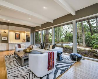 St Helena 3 plus BDRM w pool, BBQ, near town and Meadowood resort. Serene garden - 圣海伦娜 - 客厅