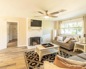 Cozy Bay Cottage private backyard blocks from beach! - 诺福克 - 客厅