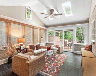 6 Bedroom Family Home Near Emory & Cdc - 亚特兰大 - 客厅