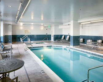 希尔顿西雅图/北门汉普顿套房酒店 - 西雅图 - 游泳池