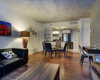 Elegant 1BR Apt near Université Laval and Parks - 魁北克市 - 客厅