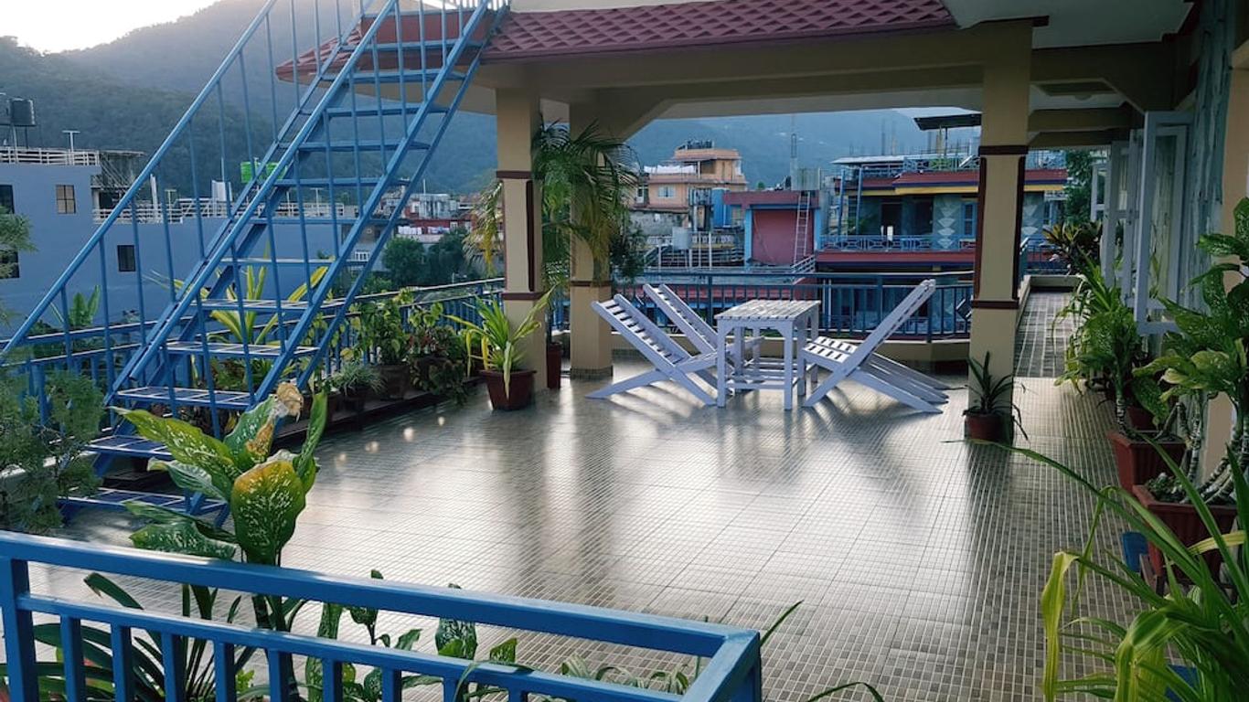 油菜花山林小屋