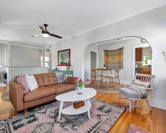 Cute & Cozy Beach Retreat with Ocean Air, Balcony and Dedicated WFH set up - 长滩 - 客厅