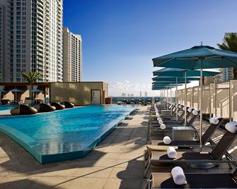金普顿epic酒店 - 迈阿密 - 游泳池