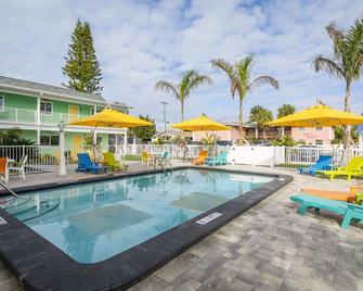 The Lofts at St. Pete Beach 圣皮特海滩阁楼 - 圣皮特海滩 - 游泳池