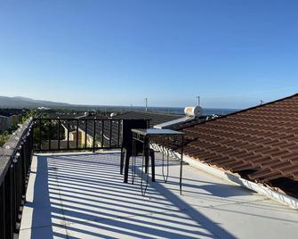L&V Paradise Vacation Home with Pool and Gym - 法尔茅斯 - 阳台