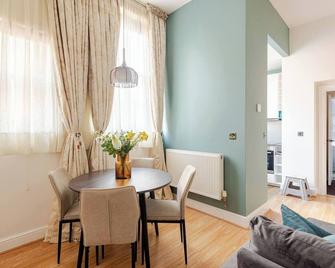 Stylish flat in central location with free parking - 史云顿 - 餐厅