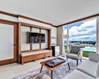 Stunning 2BR 2Bath on 8th floor @Carillon Miami Wellness Resort - 迈阿密海滩 - 客厅
