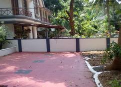 Palatial villa in Kottayam town with 6 bedrooms - 戈德亚姆 - 户外景观