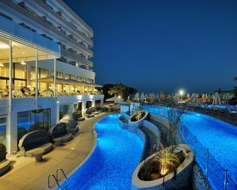 梅利西海滩酒店及水疗中心 - 圣纳帕 - 游泳池