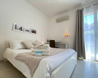 Double room with balcony and mountain view - 切法卢 - 睡房
