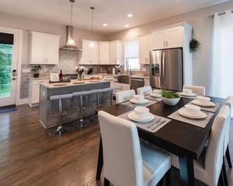 A Gorgeous Luxury Home 5 minutes to Broadway/Downtown - 纳什维尔 - 餐厅