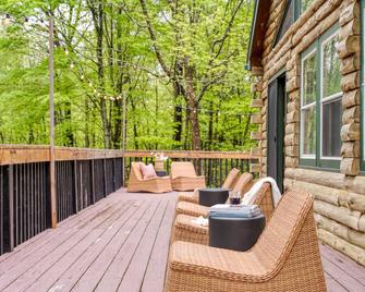Half Moon by AvantStay 4BR Cabin w Large Deck Yard w Patio Outdoor Dining - 格利巴陵顿 - 露台