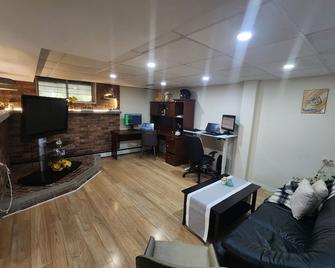 Private room with shared space in a basement - 萨德伯里 - 客厅
