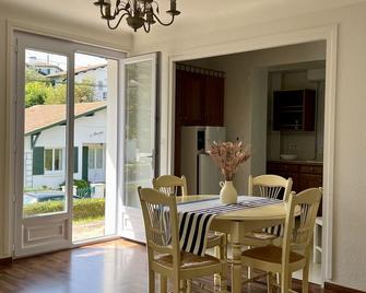 Appartment with sea view terrace located on the ground floor of a Basque house - 西布勒 - 餐厅