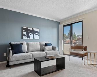 Fab Rancho Penasquitos 2BR w/ W/D, nr Parks & Trails, by Blueground - 圣地亚哥 - 客厅