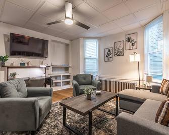 Highland Park Hideaway - Private Deck Space and Free Parking - 匹兹堡 - 客厅