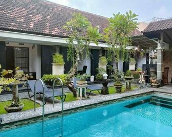 Balicozy Apartement Kedonganan - South Kuta - 游泳池
