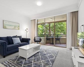 Chic Urban Escape in Vibrant Camperdown - 悉尼 - 客厅
