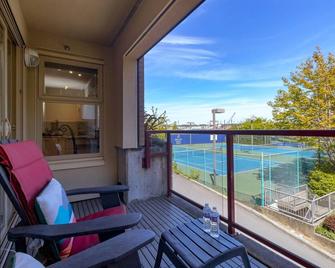 Deluxe 2 Bed 2 Bath And 5 Min Walk To Downtown And Seawalk - 维多利亚 - 阳台