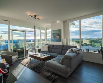 South-West Ocean View Two Bed Two Bath Condo! - 维多利亚 - 客厅