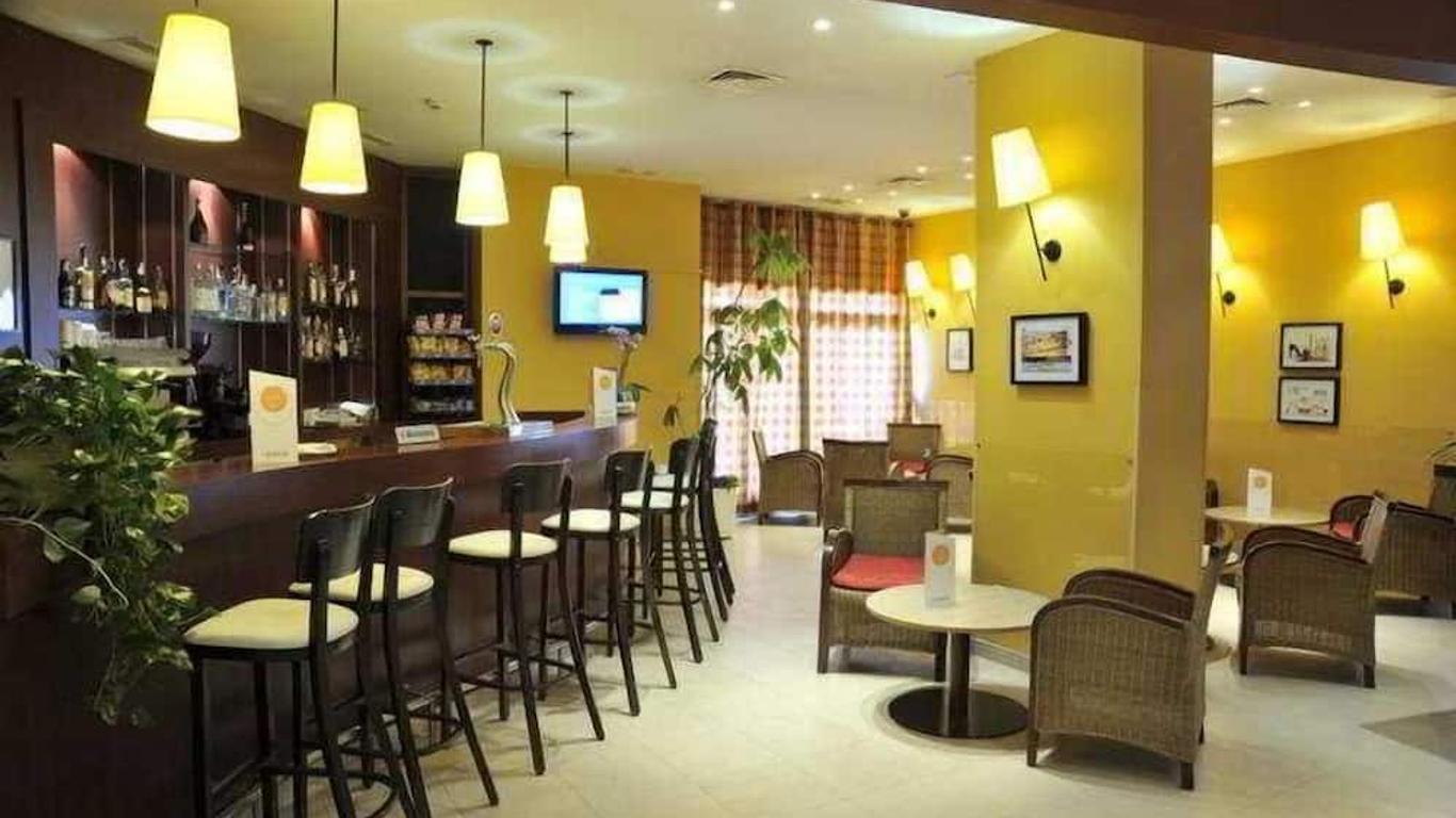 马德里阿尔卡拉德埃纳雷斯康铂饭店