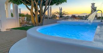 吉里瓦迷人客房酒店 - 阿纳卡普里 - 游泳池