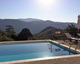 Fig Tree Villa, private pool & whirl pool, seclusion, privacy, spectacular views - 马尔马里斯 - 游泳池