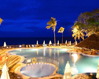 Ledger Plaza Bahari Beach Hotel - 达累斯萨拉姆 - 游泳池