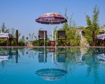 苏丹花园 - 丛林露营 - 普尔瓦尼酒店 - 瑟瓦伊马托布尔 - 游泳池