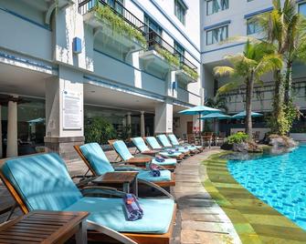 日惹基马亚苏迪曼 - 哈里斯酒店 - 日惹 - 游泳池
