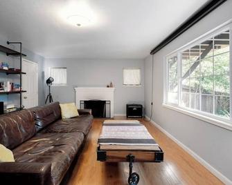 Large 1 Bedroom Apartment, Home Theater, Fireplace - 伯克利 - 客厅